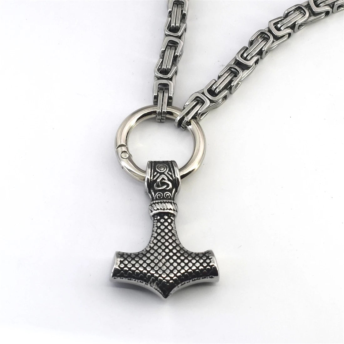 King Chain Featuring A Mjolnir Pendant